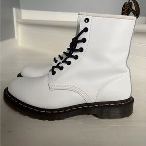 NEW Women’s Doc Marten’s White 1460 lace up 8-eye leather boot (size 10)